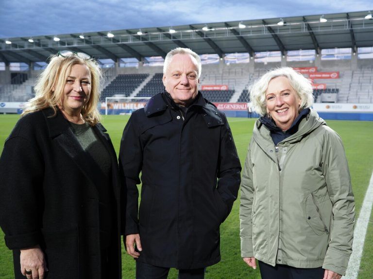 SCRA-Vizepräsident Werner Gunz mit Stefania Pitscheider Soraperra (Frauenmuseum) und Landesrätin Katharina Wiesflecker in der Cashpoint Arena. SIE