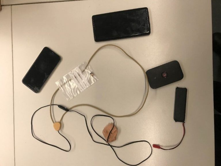 Sichergestelltes IT-Equipment, das mit Klebeband am Köper befestigt war. APA/LPD Stmk