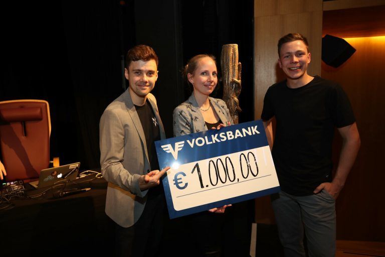 <p class="caption">Tanzkünstler Chris Cross, Daniela Langridge (VVB) und Künstler Martin Rehrl.<span class="media-container dcx_media_rtab" data-dcx_media_config="{}" data-dcx_media_type="rtab"> </span></p>