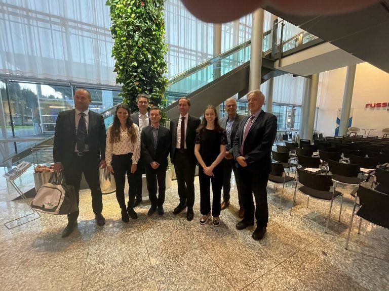 V. l.: Markus Seeger, Adriana Mathis, Martin Hebertinger (Leiter Bachelorlehrgang FHV), Fabian Frischknecht, Jürgen Reiner, Julia Jäger, Markus Ilg, Nikolaus Zorn. VN
