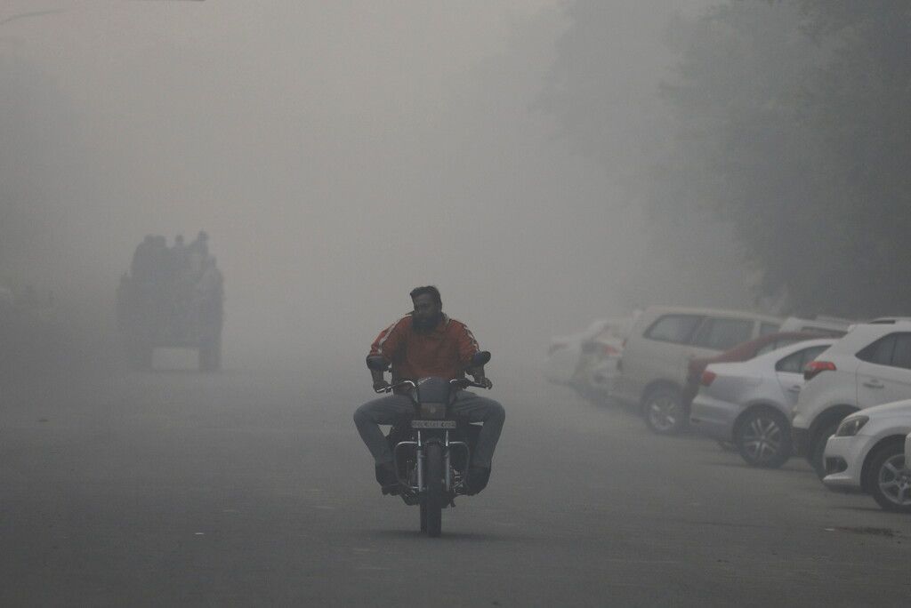 Dichter Smog beschert Menschen in Neu Delhi Atemprobleme