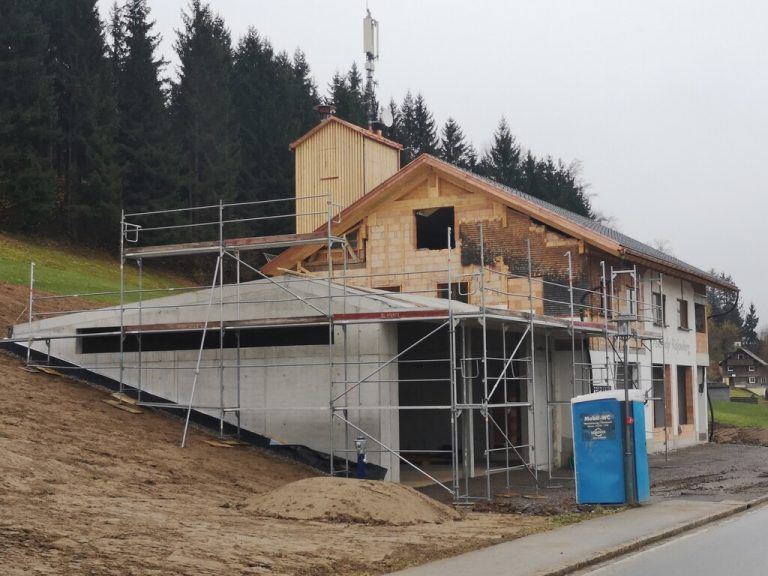Zwei neue Fahrzeughallen mit Werkstätten wurden beim neuen Gebäude in Riefensberg angebaut.