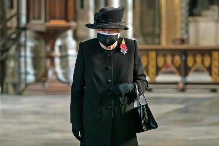 2002 ist ein schweres Jahr für Elizabeth II. Am 9. Februar muss sie von ihrer Schwester Margaret Abschied nehmen, die im 71. Lebensjahr an den Folgen eines Schlaganfalles gestorben ist. Zwei Monate später, trauert die Monarchin über den Tod ihrer geliebten, 101 Jahre alten Mutter. 2022 jähren sich diese beiden Todestage zum 20. Mal.
