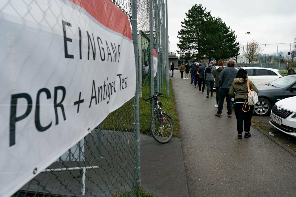Impfungen und Tests als Wellenbrecher