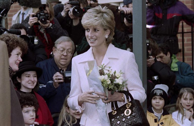 25. Todestag von Diana. Am 31. August 1997 erlebt die kollektive Massentrauer ihre Premiere. Das Niederlegen von Blumen gleicht einem Ritual. Im Internet werden Verschwörungstheorien gesammelt. Dort wird vermutet, dass auch wirtschaftliche Interessen hinter Dianas Tod stecken könnten: Ein Blumenlieferservice habe den Autounfall herbeigeführt, um seinen Verkauf zu steigern. Die 10.000 Tonnen Blumen vor dem Kensington Palast haben einen Wert von rund 40 Millionen Euro.