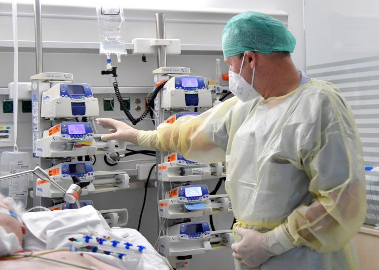 Das medizinische Personal war im November 2021 besonders gefordert, speziell auf den stark mit Covid-Patienten belegten Intensivstationen. <span class="copyright">APA/Barbara Gindl</span>