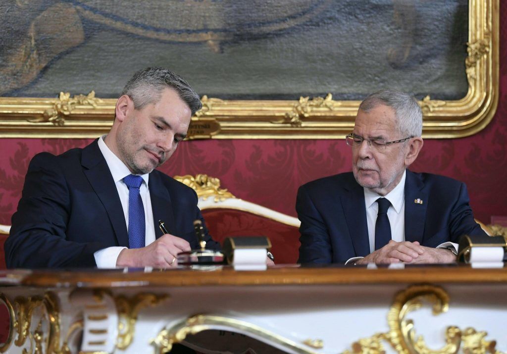 Van der Bellen gelobt neue ÖVP-Minister an