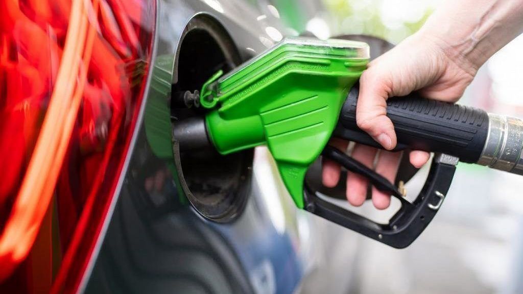 Selbstbedienung bei Auto und Zapfsäule