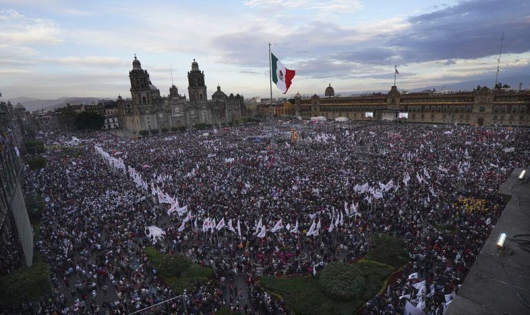 Anlässlich seines dritten Jahres im Amt sprach der mexikanische Präsident Andrés Manuel López Obrador zu einer Menge in Mexiko-Stadt. AP