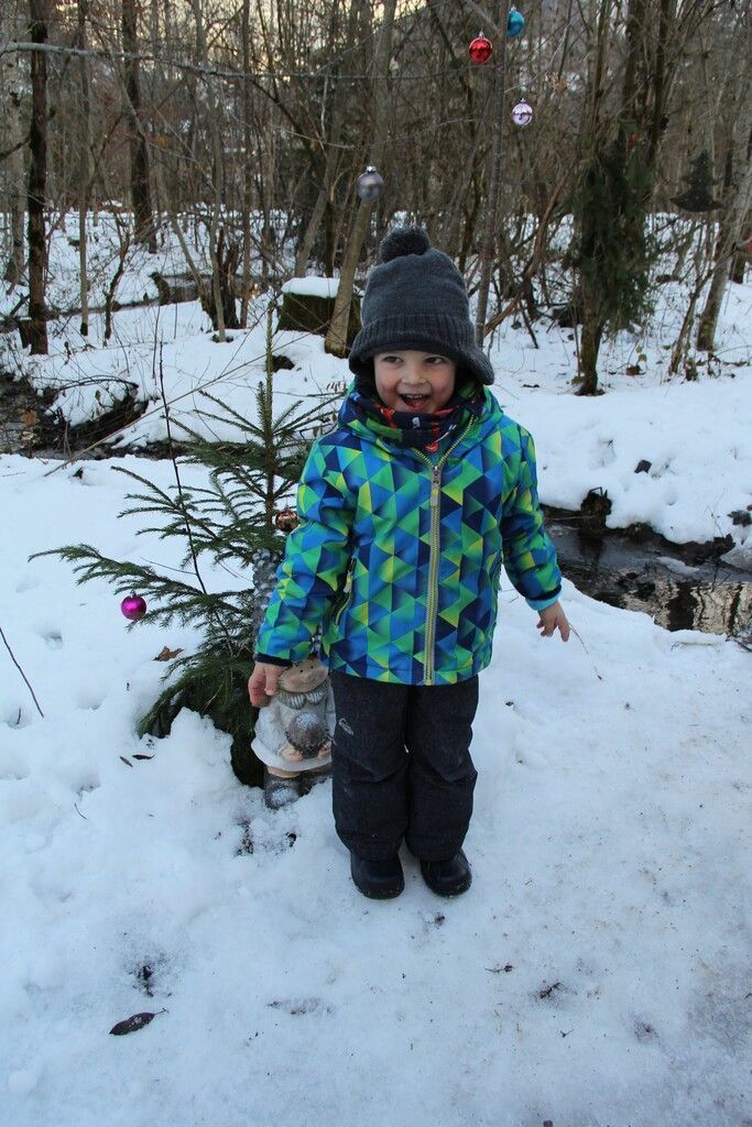 Auch der kleine Felix freut sich über die vielen Engel im Winterzauberwald.