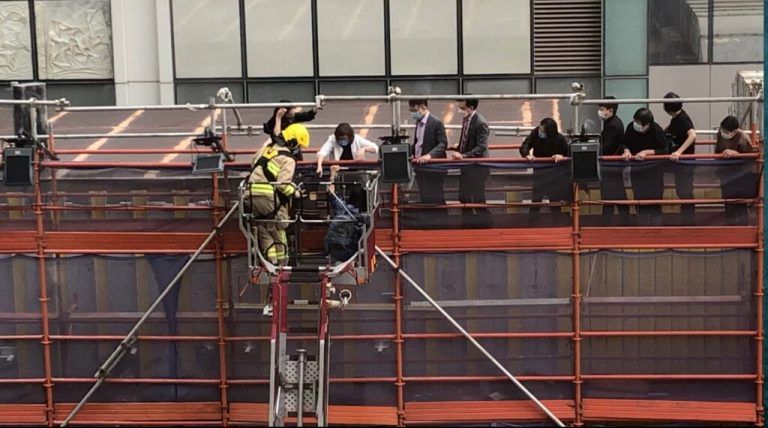 Auf dem Dach warteten Hunderte auf ihre Evakuierung. RTS