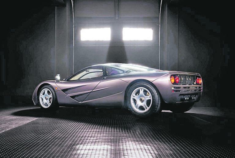 Britische und italienische Sportwagen dominierten auch 2021 die Liste der Fahrzeuge mit dem höchsten Erlös bei einer Versteigerung. Absoluter Spitzenreiter war ein McLaren F1 von 1995, der im Sommer bei der Auktion in Pebble Peach einen Preis von 20,5 Millionen Dollar (umgerechnet 18,16 Millionen Euro) erzielte. Der hohe Preis resultiert aus der Seltenheit (64 Fahrzeuge) und dem Tachostand von nur 390 Kilometern.