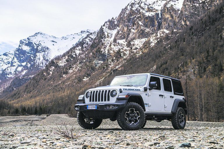 Den Geländewagen Wrangler gibt es künftig in Europa nur noch als Plug-in-Hybrid. Zum neuen Modelljahr streicht die Stellantis-Tochter jeep die letzten verbleibenden Verbrenner-Varianten. Als einzige Option verbleibt der 272 PS starke Wrangler 4xe mit Vierzylinderbenziner und zwei E-Motoren. Mit dem neuen Modelljahr halten zudem einige zusätzliche Assistenzsysteme Einzug.