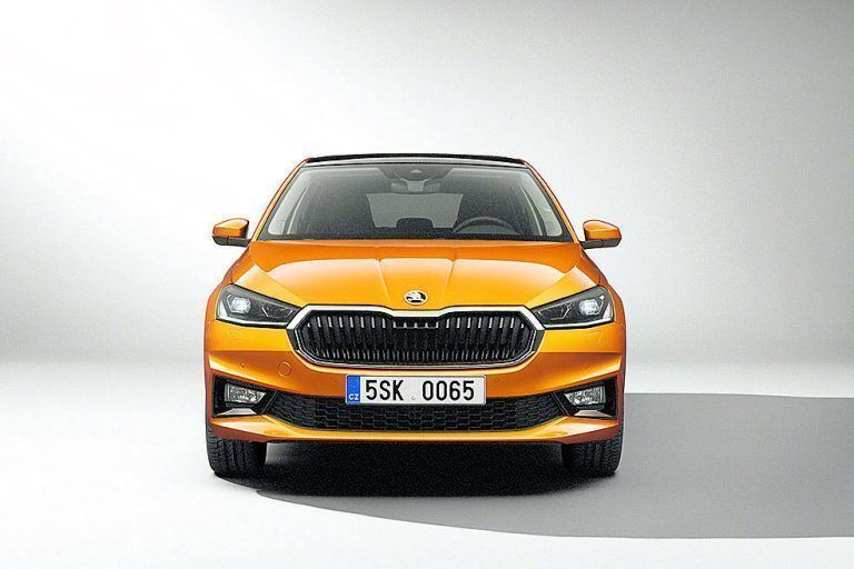Den neuen Skoda Fabia wird es nicht als Kombi geben. Die tschechische VW-Tochter verzichtet entgegen der ursprünglichen Planung auf eine zweite Karosserievariante neben dem Fünftürer, wie die Zeitschrift „Auto Straßenverkehr“ erfahren hat. Demnach fehlt Skoda aufgrund des Hochfahrens der Elektromodelle die entsprechende Produktionskapazität im Werk Mladá Boleslav. Eigentlich hätte der Fabia Combi 2023 starten und der seit Herbst dieses Jahres erhältlichen Limousine folgen sollen. Möglich ist, dass die aktuelle Combi-Generation weiter gebaut wird.