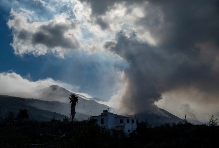 Der Cumbre Vieja auf der spanischen Kanareninsel La Palma spuckt Rauch und Asche. AFP