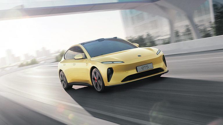 Der Elektroautohersteller Nio hat in seiner Heimat China die neue Performance-Limousine ET5 enthüllt. Der rund 4,80 Meter lange Viertürer wird unter anderem gegen Teslas Model 3 antreten. Dank großer Batterie sollen über 1000 Kilometer Reichweite möglich sein. Der zweimotorige Allradantrieb stellt 489 PS und 700 Nm Drehmoment zur Verfügung, was eine Sprintzeit von 4,3 Sekunden erlaubt. Es gibt drei Batteriepakete mit 75, 100 oder 150 kWh. Nach offiziellem China-Messzyklus sollen damit 550, 700 beziehungsweise 1000 Kilometer Reichweite möglich sein.