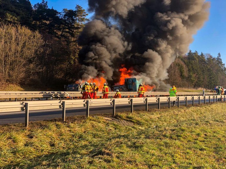 Die Tanks der Fahrzeuge fingen Feuer. Die Autobahn musste gesperrt werden. dpa