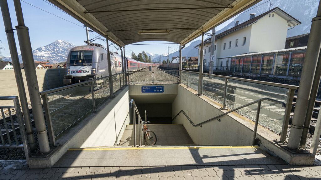 Fußgänger am ­Bahnhof Nenzing mit Messer verletzt. »A12