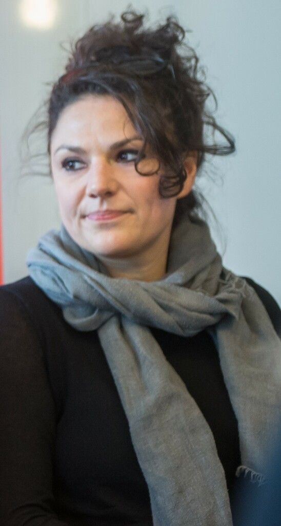 Caro Stark hat tolle Krimikomödie aus­gestattet. »D8