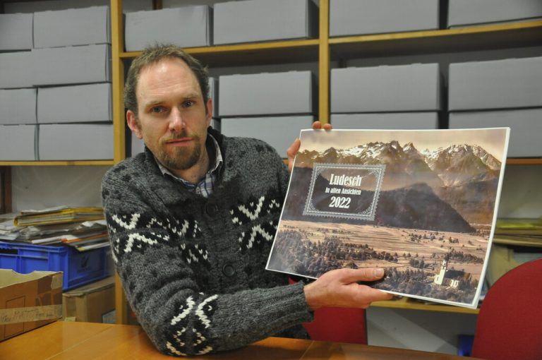 Gemeindearchivar Abraham Hartmann stellt den Kalender „Ludesch in alten Ansichten“ vor. <span class="copyright">HAB</span>