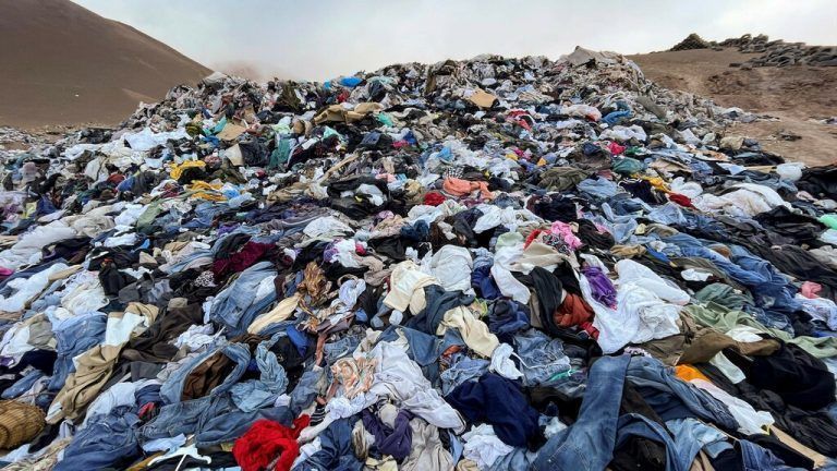 In China produziert, in Europa oder den USA konsumiert und in Chile entsorgt. Zigtausende Tonnen alter Kleider stapeln sich in dem einzigartigen Naturparadies. AFP