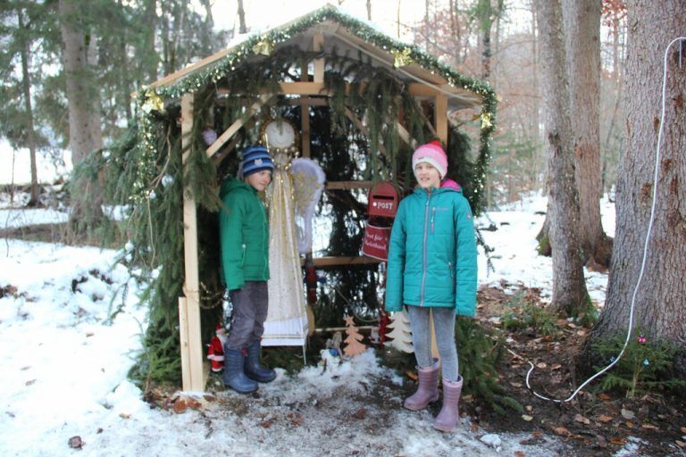 In der Hütte wartet das liebe Christkind. Es behütet den Briefkasten, in welchem die Kinder ihre Weihnachtswünsche einwerfen können. <span class="copyright">STR</span>