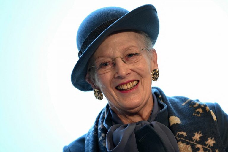 Königin Margrethe begeht am 14. Jänner 2022 ihr 50. Thronjubiläum. Die Dänen haben ein Wortspiel, das einst auf die britische Krone bezogen wurde, auf ihre Regentin übertragen: Wenn einmal alle Königinnen abgeschafft sind, dann gibt es trotzdem noch fünf auf dieser Welt: Die in den Farben Kreuz, Pik, Herz und Karo – und die Königin von Dänemark.