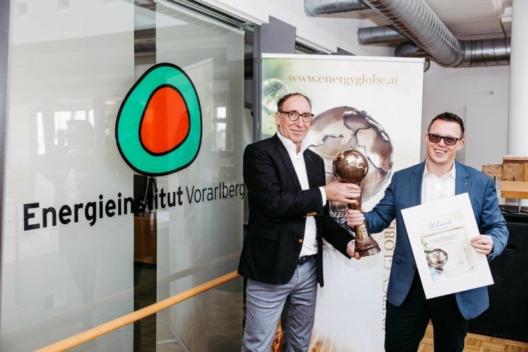 Landesrat Johannes Rauch überreichte den Energy Globe Österreich stellvertretend für die Energy Globe Foundation an Bürgermeister Simon Lins.<span class="copyright">VLK/SAMs</span>