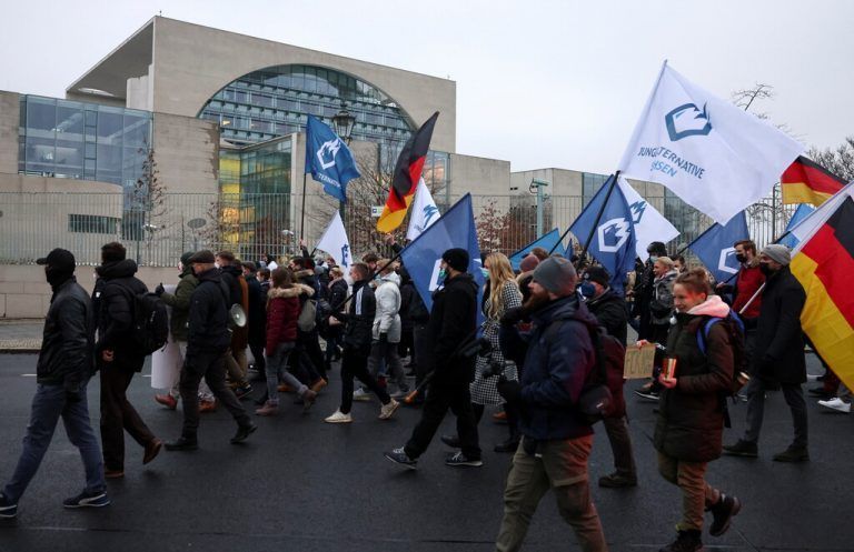 Maßnahmengegner protestieren in der deutschen Hauptstadt. reuters