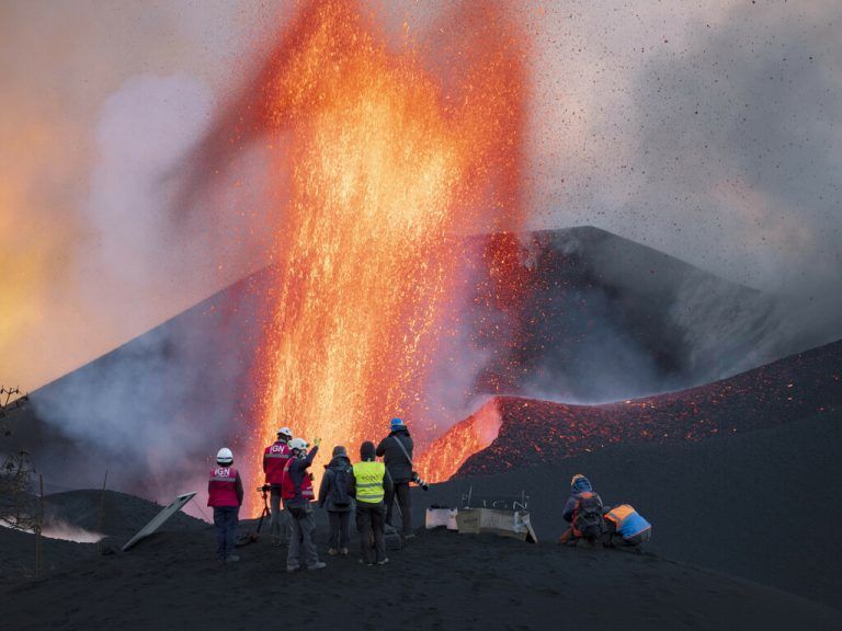 Mit Hightech-Drohnen und Präzisionsgeräten stellen die Wissenschaftler auf dem Vulkan auf La Palma Untersuchungen an. AP