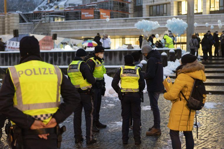 <p class="caption">Nur nach und nach fanden die rund 350 Gegner der Coronamaßnahmen am Freitagabend vors Landhaus.<span class="media-container dcx_media_rtab" data-dcx_media_config="{}" data-dcx_media_type="rtab"> </span><span class="marker"> </span><span class="copyright">VN/Paulitsch</span></p>