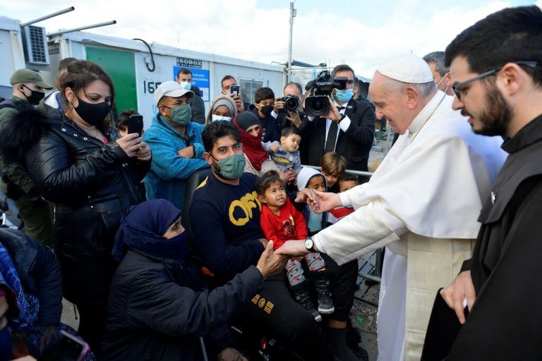 Papst Franziskus besuchte gestern das Migrantenlager auf der griechischen Mittelmeerinsel Lesbos. afp
