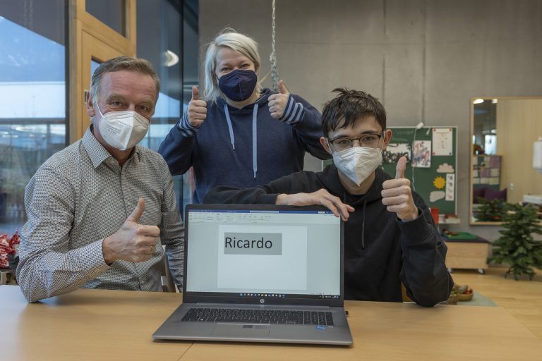 Direktor Christoph Jagg, Klassnlehrerin Stefanie Vonderleu und Ricardo: "Ma hilft" konnte dem Buben konnte "Ma hilft" den Traum vom eigenen Laptop erfüllen.<span class="copyright"> VN/Paulitsch</span>