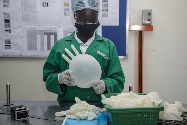 Qualitätsprüfung eines medizinischen Handschuhs bei East African Medical Vitals, wo millionenfach Handschuhe produziert werden. AFP