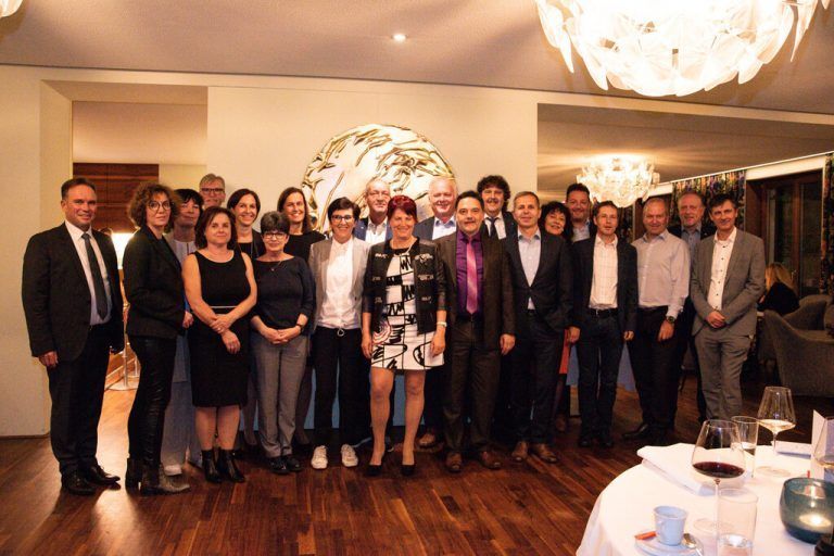 Raiffeisen Die Raiffeisen Landesbank Vorarlberg lud alle Jubilare mit 25, 35 und 45 Dienstjahren sowie alle Neo-Pensionisten zu einem gemeinsamen Abend ein. „Wir wissen, was wir an unseren Mitarbeitern haben. Deshalb rücken wir sie in den Mittelpunkt und sagen Danke“, betonte Vorstandschef Wilfried Hopfner. raiffeisen