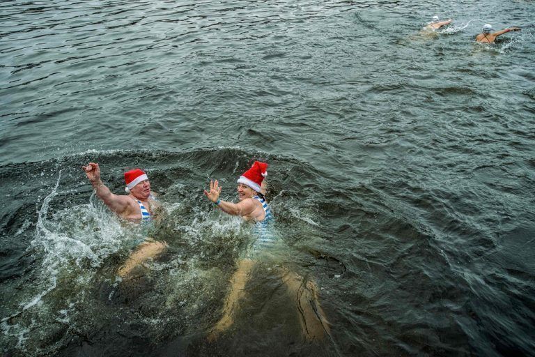 Schwimmer in der Moldau in Prag am zweiten Weihnachtsfeiertag bei ihrem traditionellen Weihnachtsschwimmen im kalten Nass. AFP