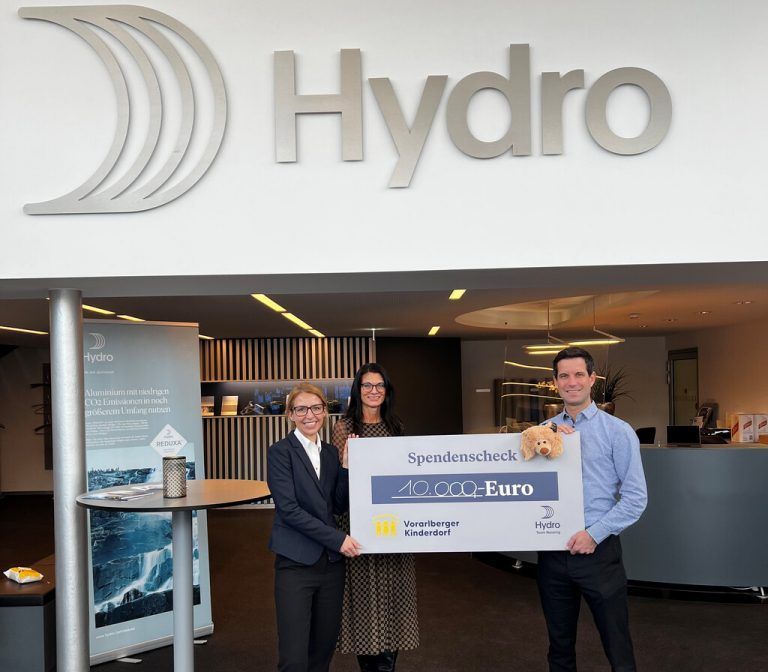 Sonja Zimmermann und Johannes Bischof mit der Spende fürs Kinderdorf. hydro
