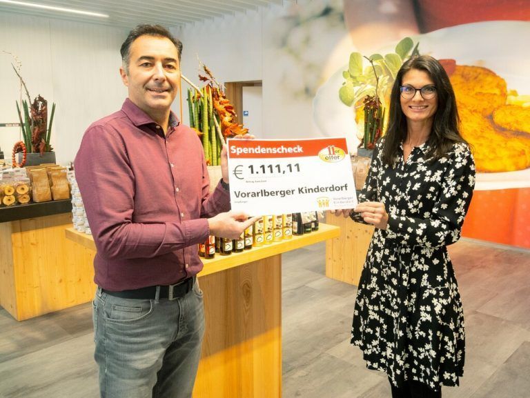 Spende für kinder Zu Weihnachten unterstützt das Familienunternehmen 11er das Vorarlberger Kinderdorf mit einer Spende: „Helfen ist jetzt wichtiger denn je“, betont Geschäftsführer Thomas Schwarz bei der Spendenübergabe. Mit der Spendensumme kann Kindern und Familien neuen Lebensmut geschenkt werden.