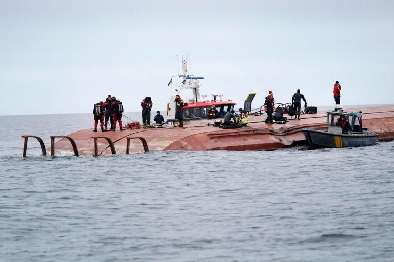 Taucher auf dem gekenterten dänischen Frachtschiff Karin Hoej. afp