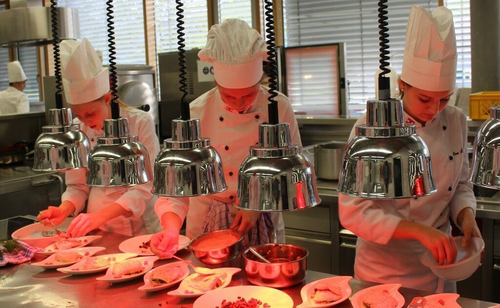 Ab Weihnachten helfen Tourismusschulen aus