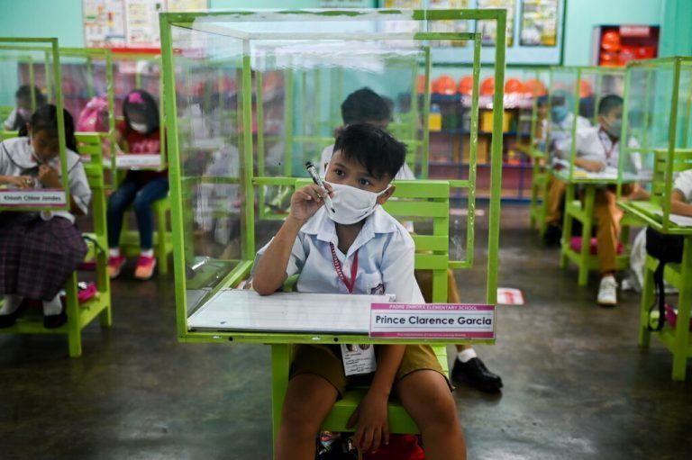 Unter strengen Corona-Sicherheitsvorkehrungen wie Plastik-Trennscheiben und Masken öffnen mehrere Schulen in Manila, Philippinen. Reuters