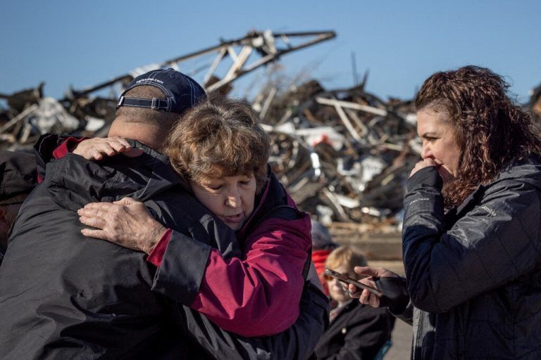 Zahlreiche Überlebende der Tornados müssen weiter ohne Obdach, Wasser und Strom auskommen. reuters