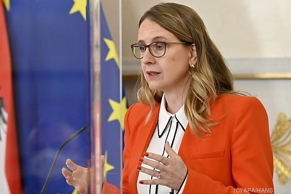 Schramböck: Energiepreise werden weiter evaluiert