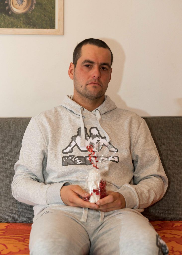 Daniel trauert um seine Freundin. Sie wurde von ihrem Ex-Freund erstochen. »A8