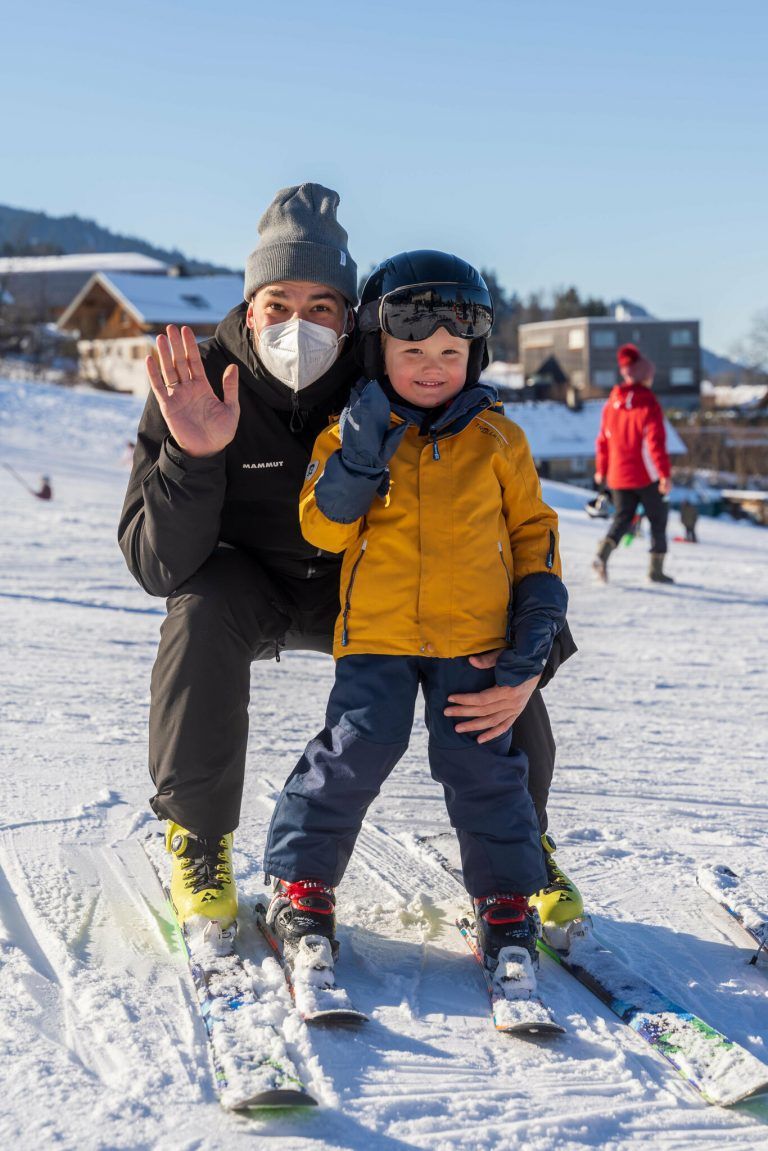 <strong>David Mitgutsch</strong>, 34, Alberschwende: "Wir wohnen ganz in der Nähe und bin auch mit den Liften aufgewachsen. Es wäre sehr schade, wenn die Kinder hier nicht mehr Skifahren lernen könnten. Die Eltern haben nicht immer die Zeit, in die großen Skigebiete zu fahren. Aber ich bin zuversichtlich, dass es bald eine Lösung geben wird.