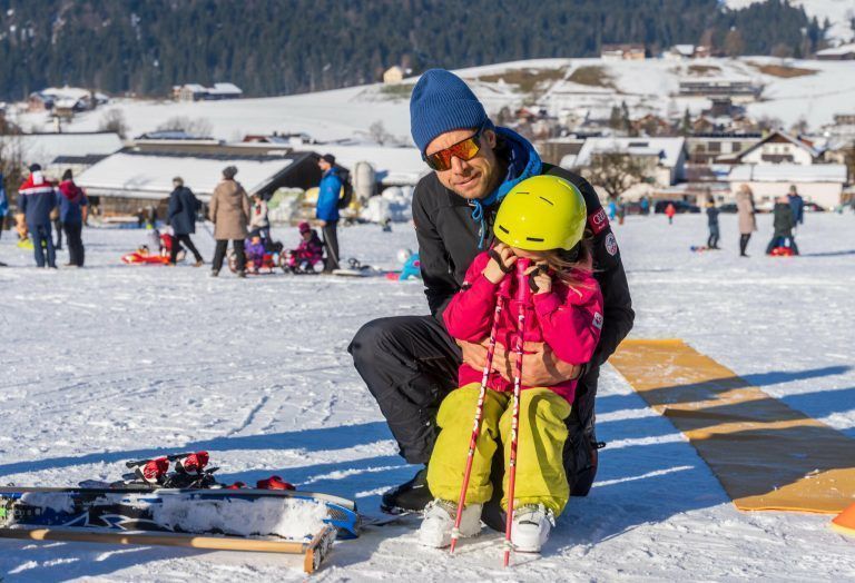 <strong>Sebastian Brandner</strong>, 38, Dornbirn: "Von Dornbirn sind wir mit den Kindern in zehn Minuten beim Skilift. Das ist schon eine riesige Lebensqualität. Ich finde, dass man um die Skigebiete auf niedriger Seehöhe kämpfen sollte, damit die Kinder und Jugendlichen die Möglichkeit bekommen Skifahren zu lernen."