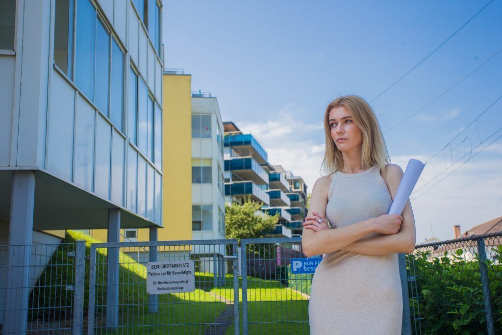 Junge entfernen sich von Eigentum