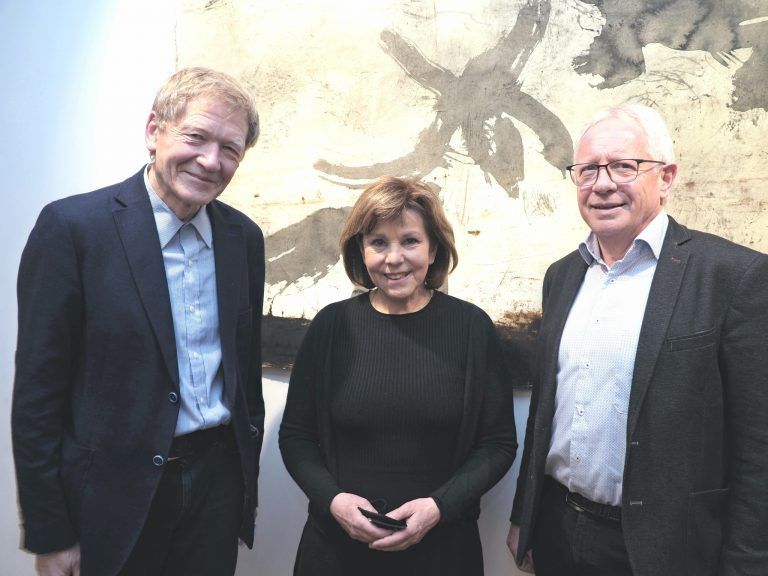 Die Künstlerin Margit Krismer mit Vernissageredner Willibald Feinig und Bildungshausleiter Christian Kopf. Sie