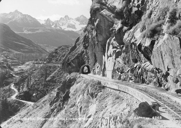 Zwischen 1929 und 1930 wurde die 2,6 km lange Materialbahn mit einer Spurweite von 760 Millimetern errichtet.