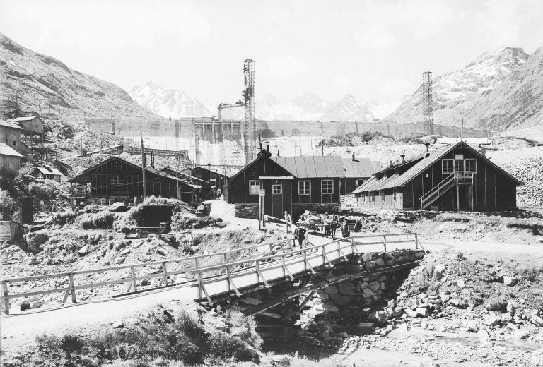 Zusammen mit der Materialbahn Tschagguns-Partenen und dem Schrägaufzug Partenen-Trominier diente die Höhenbahn in erste Linie dem Bau der Kraftwerke Vermunt und Obervermunt.